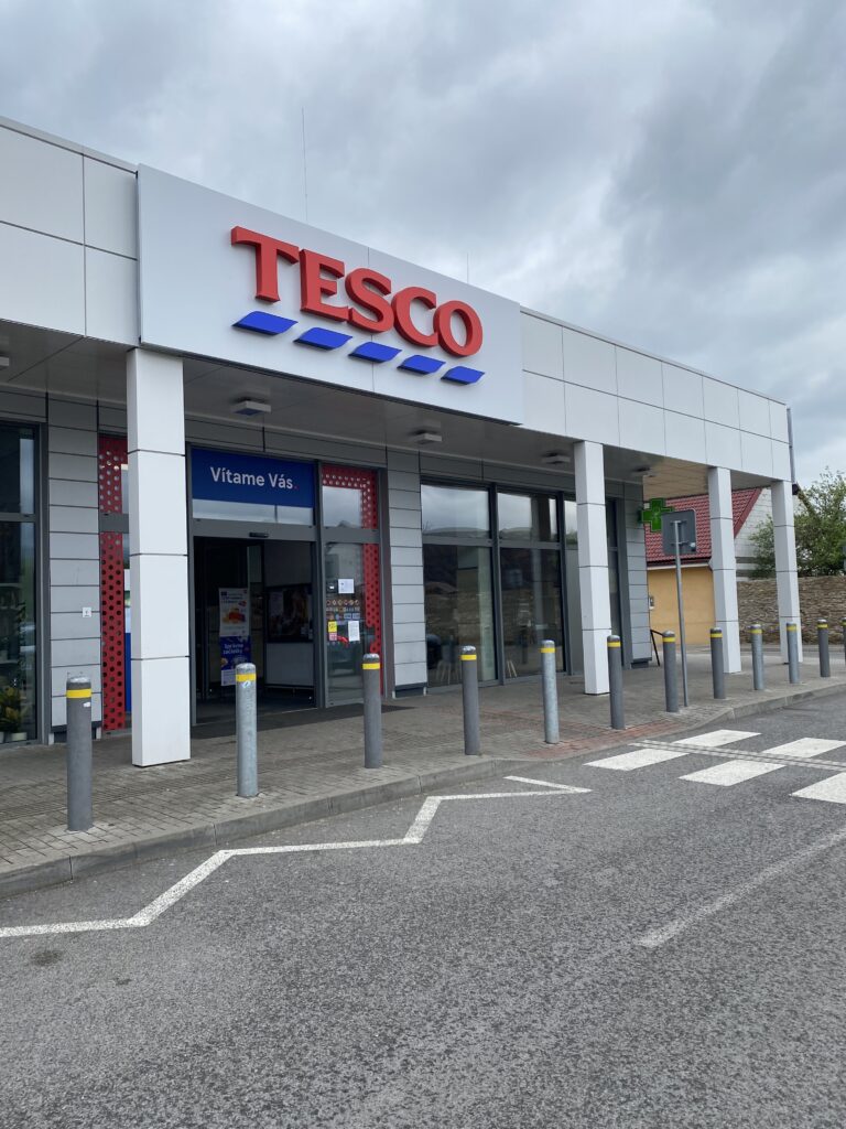 umyvanie a čistenie vykladu v obchodnom centre